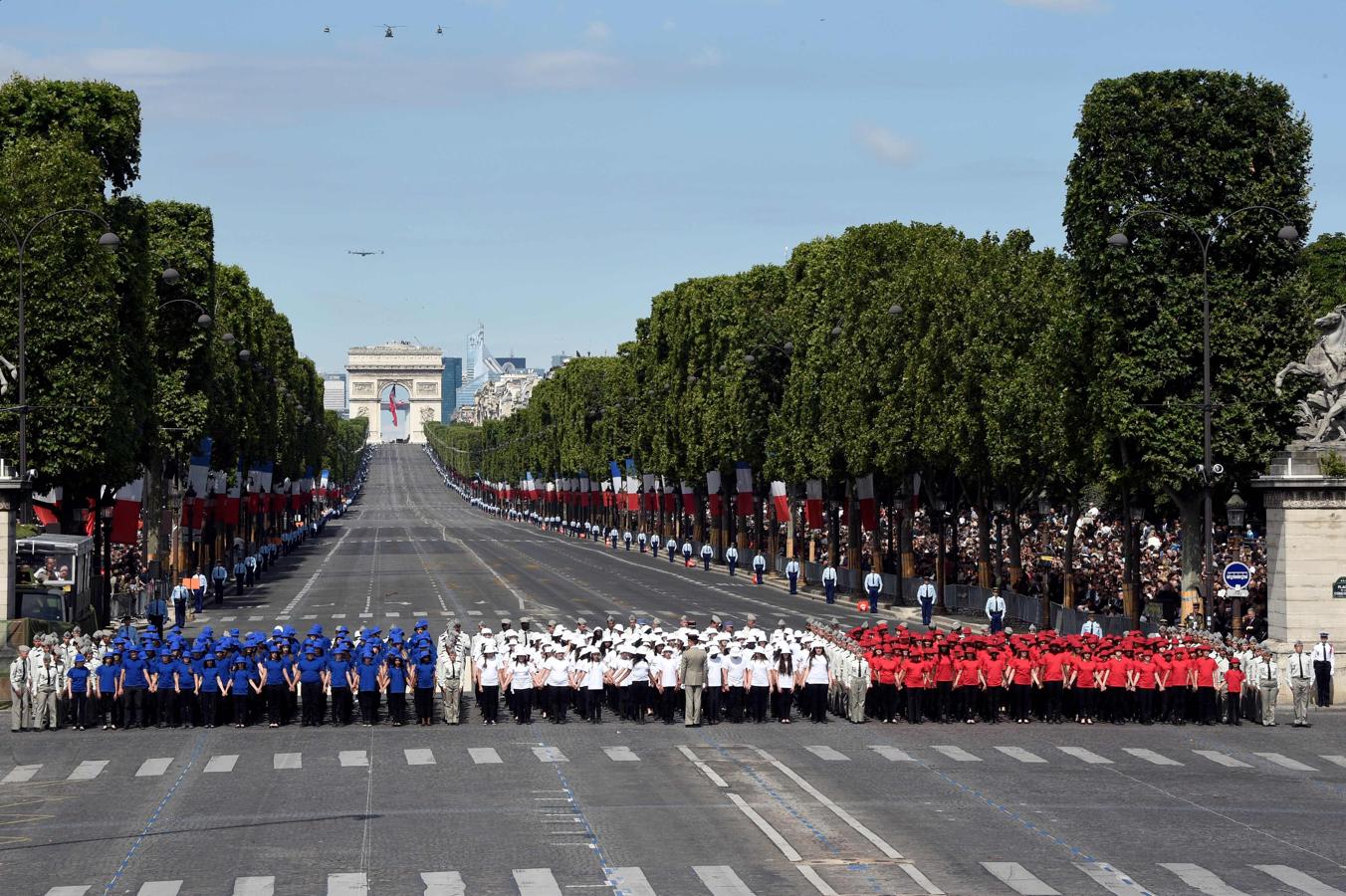 Personas vestidas con los colores de la bandera francesa. 