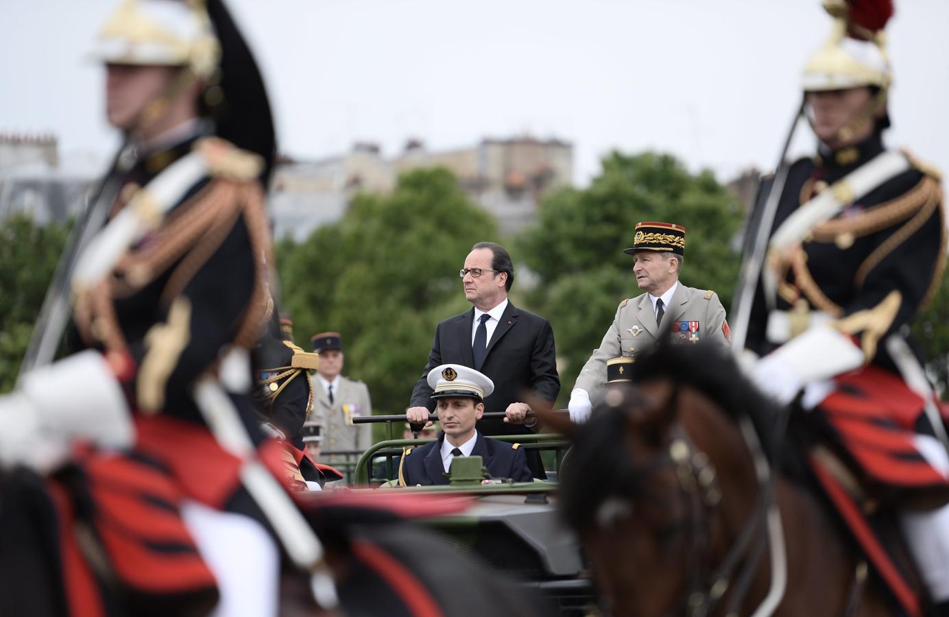 El mandatario francés, François Hollande, llega para presidir su último desfile militar. 