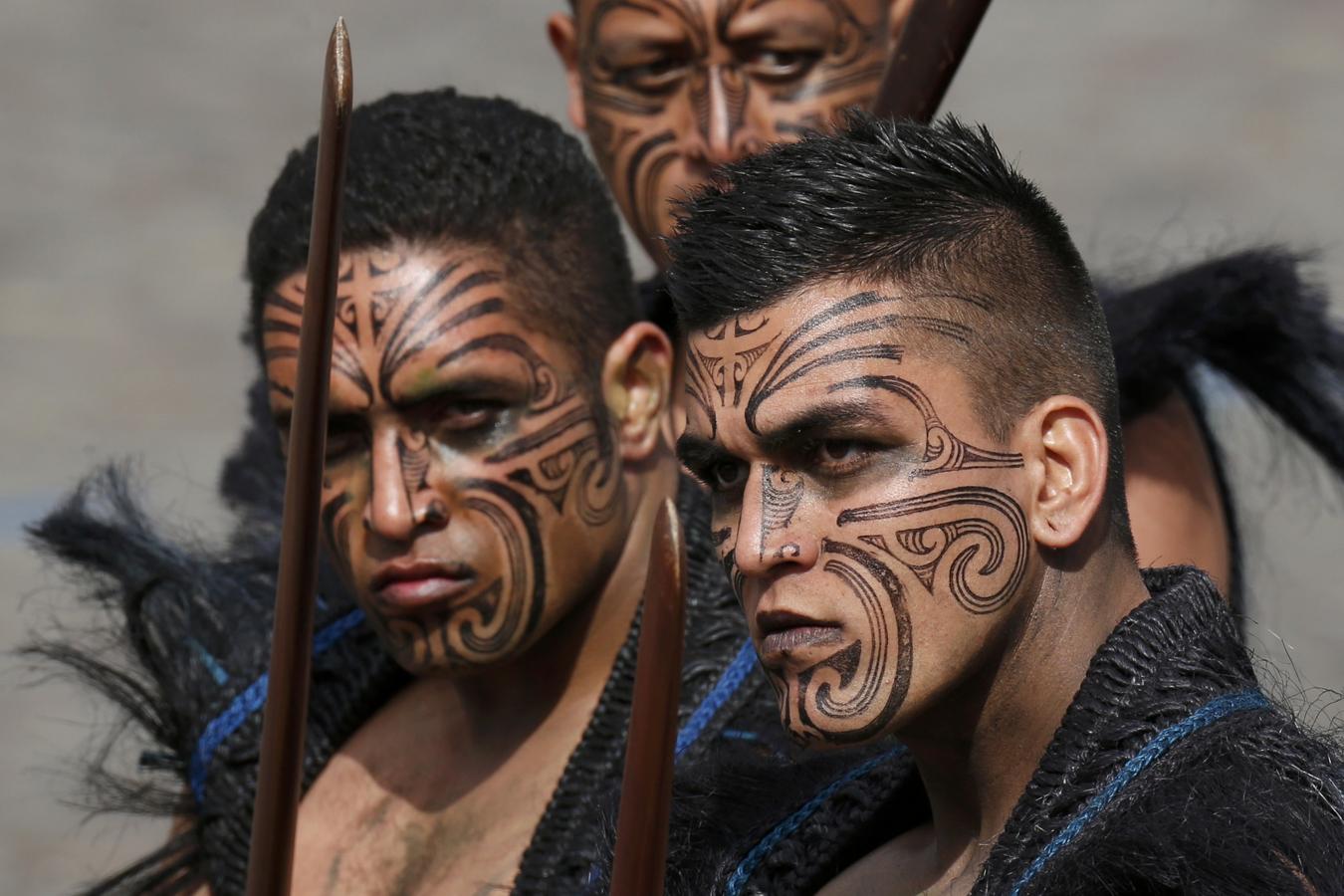 Guerreros maoríes de Nueva Zelanda han participado en la fiesta nacional francesa. 