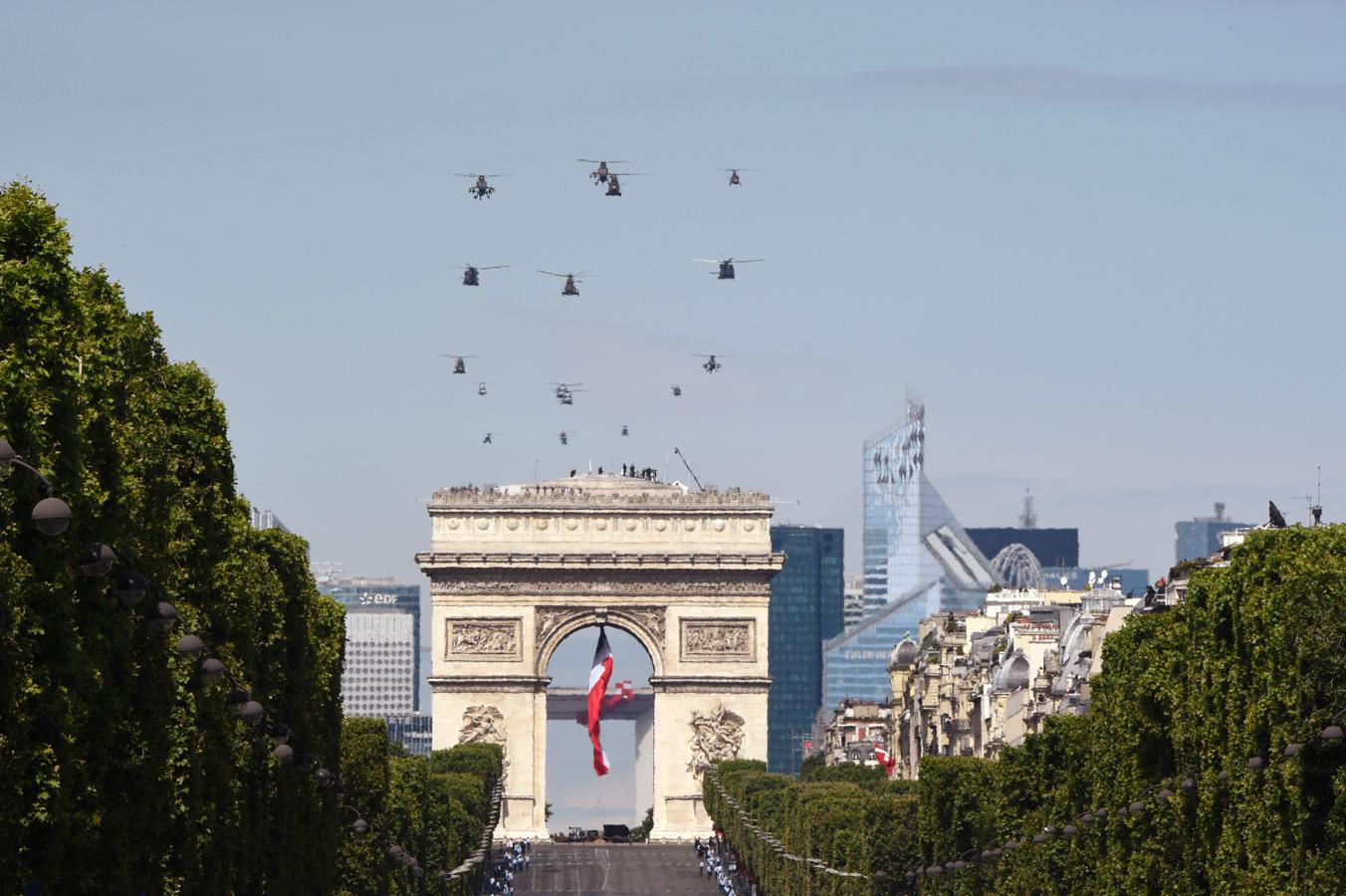 Hollande preside el desfile militar del Día de la Bastilla en medio de la polémica