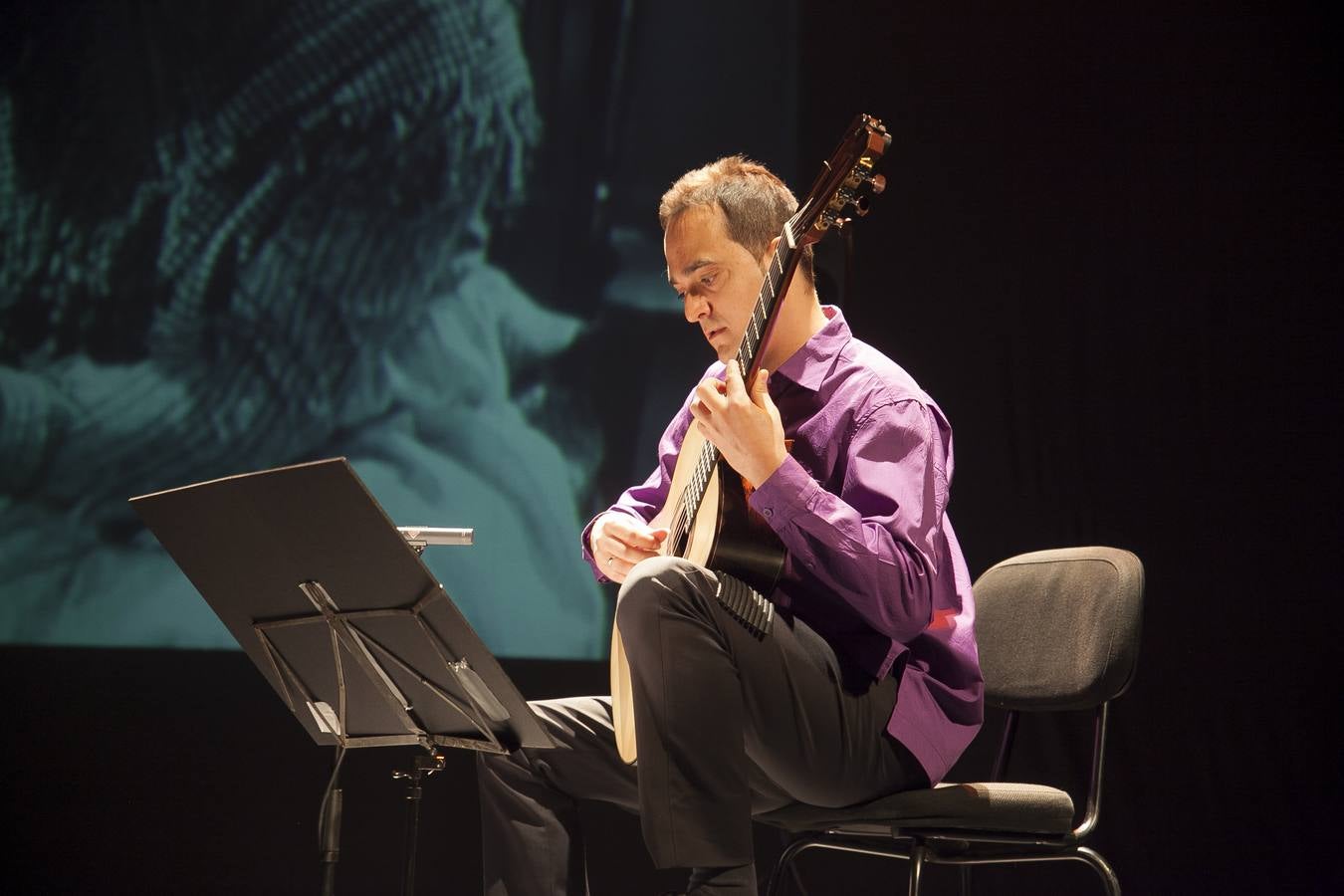 Guitarra, baile, literatura y cine sobre las tablas, en imágenes