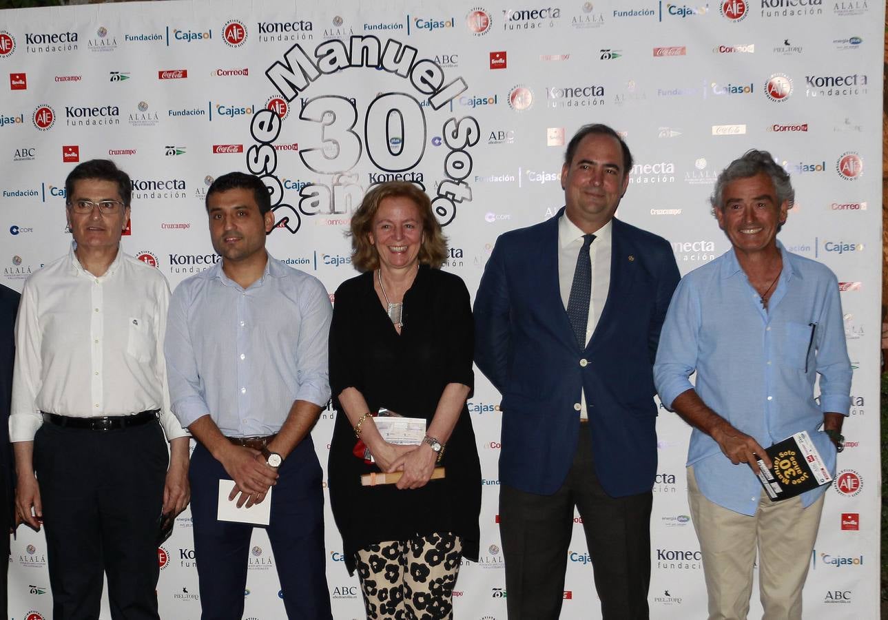 La recaudación del evento, al que asistieron numerosos rostros conocidos, fue a beneficio de la bolsa de caridad de la Hermandad del Gran Poder