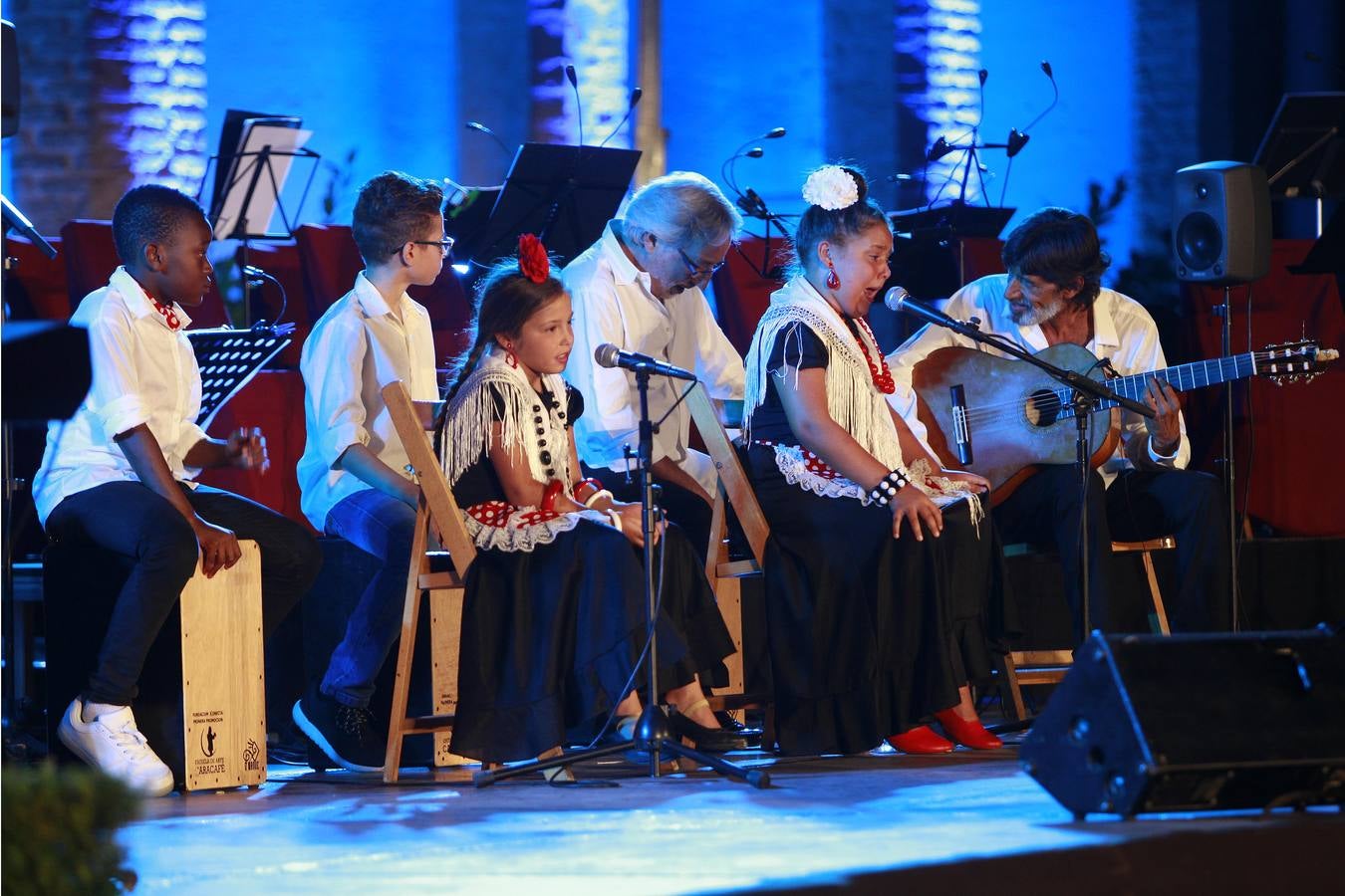 La recaudación del evento, al que asistieron numerosos rostros conocidos, fue a beneficio de la bolsa de caridad de la Hermandad del Gran Poder