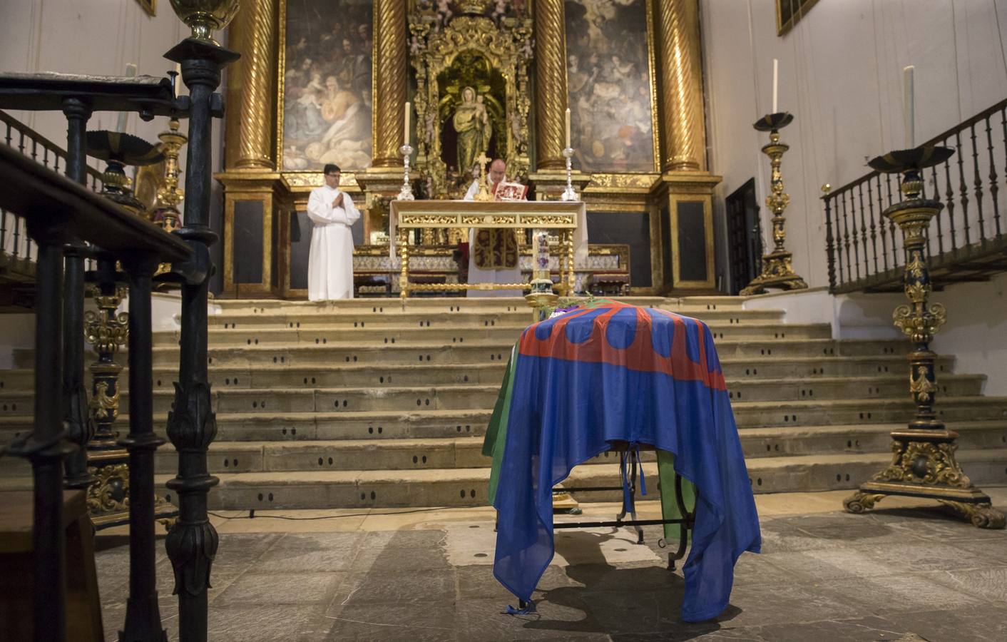 Multitudinario último adiós a Juan Peña El Lebrijano, donde numeroso público ha acompañando a su familia durante el funeral oficiado en la Parroquia de Nuestra Señora de la Oliva de Lebrija.