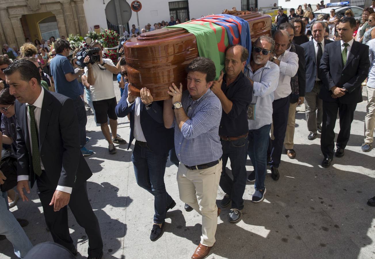 Multitudinario último adiós a Juan Peña El Lebrijano, donde numeroso público ha acompañando a su familia durante el funeral oficiado en la Parroquia de Nuestra Señora de la Oliva de Lebrija.