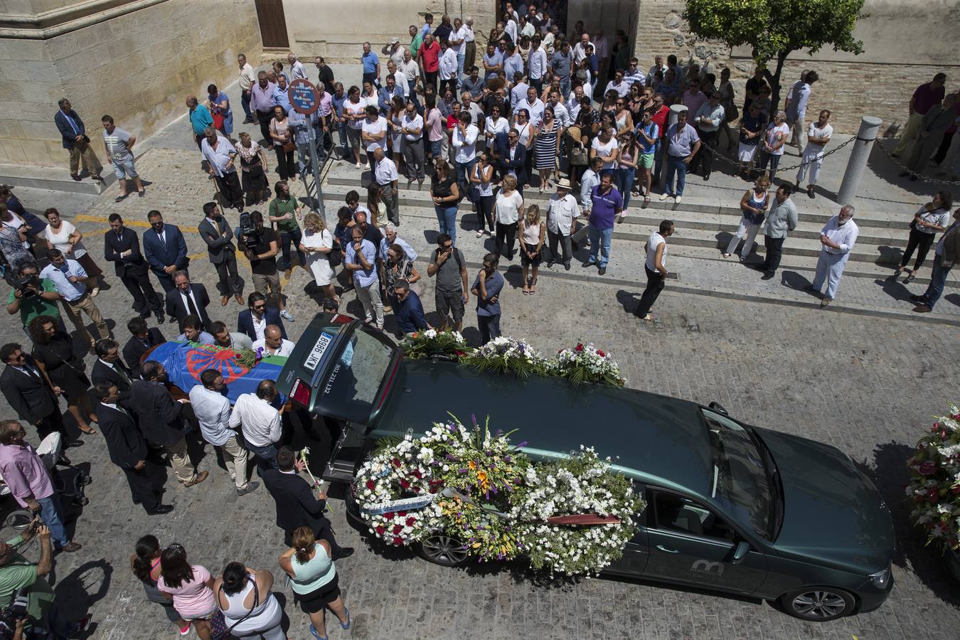 Multitudinario último adiós a Juan Peña El Lebrijano, donde numeroso público ha acompañando a su familia durante el funeral oficiado en la Parroquia de Nuestra Señora de la Oliva de Lebrija.