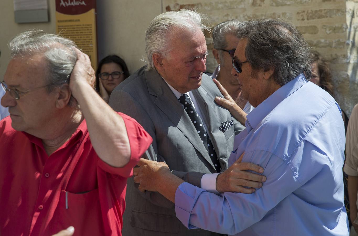 Multitudinario último adiós a Juan Peña El Lebrijano, donde numeroso público ha acompañando a su familia durante el funeral oficiado en la Parroquia de Nuestra Señora de la Oliva de Lebrija.