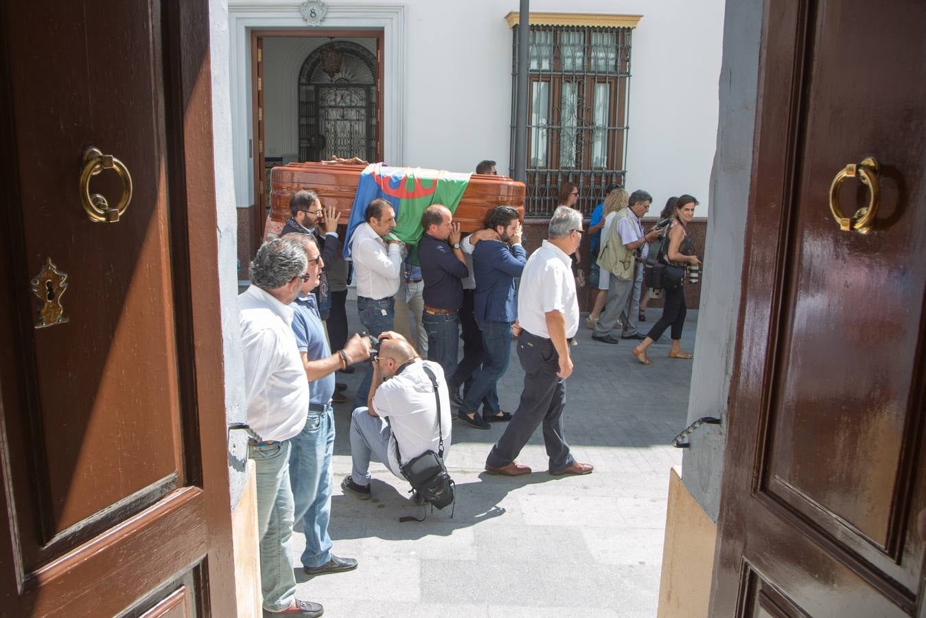 Multitudinario último adiós a Juan Peña El Lebrijano, donde numeroso público ha acompañando a su familia durante el funeral oficiado en la Parroquia de Nuestra Señora de la Oliva de Lebrija.