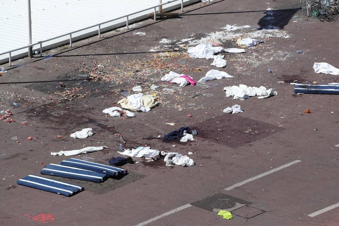 05. Un enorme camión, poco antes de las 11 de la noche, se lanzó a toda velocidad contra la multitud de personas que estaban celebrando el 14 de julio, fiesta nacional gala y que conmemora el inicio de la Revolución Francesa