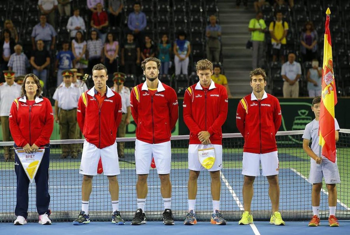 El equipo español de Copa Davis guarda un minuto de silencio en memoria de las víctimas de la masacre en la localidad gala de Niza. 