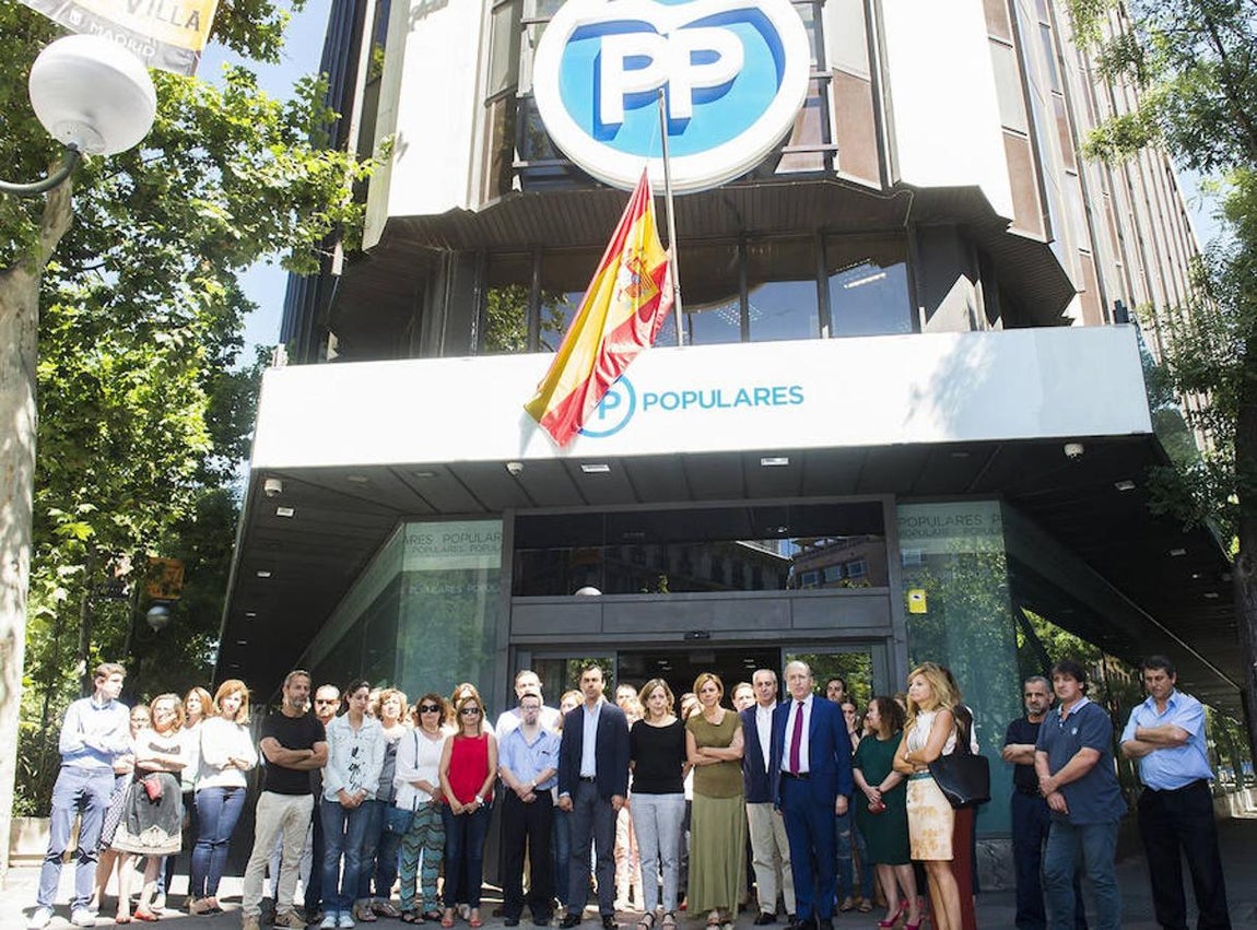 Fotografía facilitada por el PP del minuto de silencio en la sede del partido las víctimas del atentado anoche en Niza. 