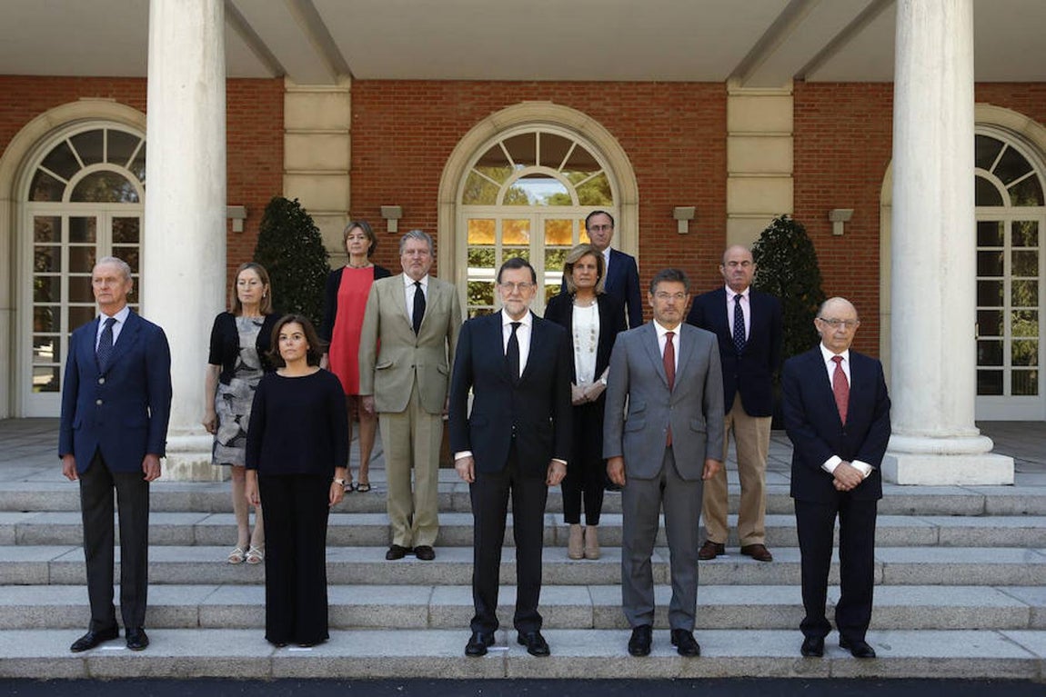 El presidente del Gobierno en funciones, Mariano Rajoy, y sus ministros han guardado hoy un minuto de silencio en el Palacio de la Moncloa por las víctimas del atentado anoche en Niza. 