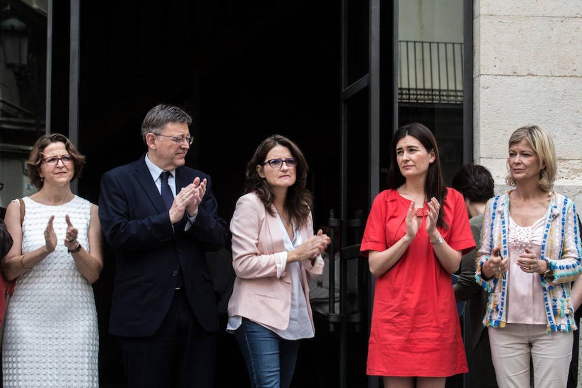 Minuto de silencio en la puerta de la Generalitat Valenciana por las victimas del atentado de ayer por la noche en Niza. 