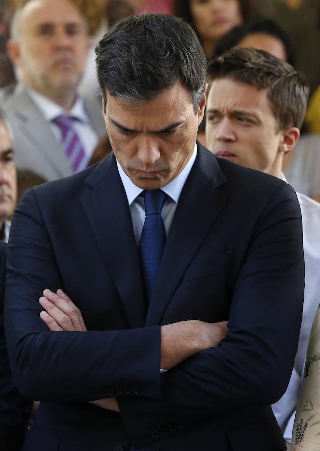 El secretario general del PSOE, Pedro Sánchez, durante el minuto de silencio en el Congreso de los Diputados. 