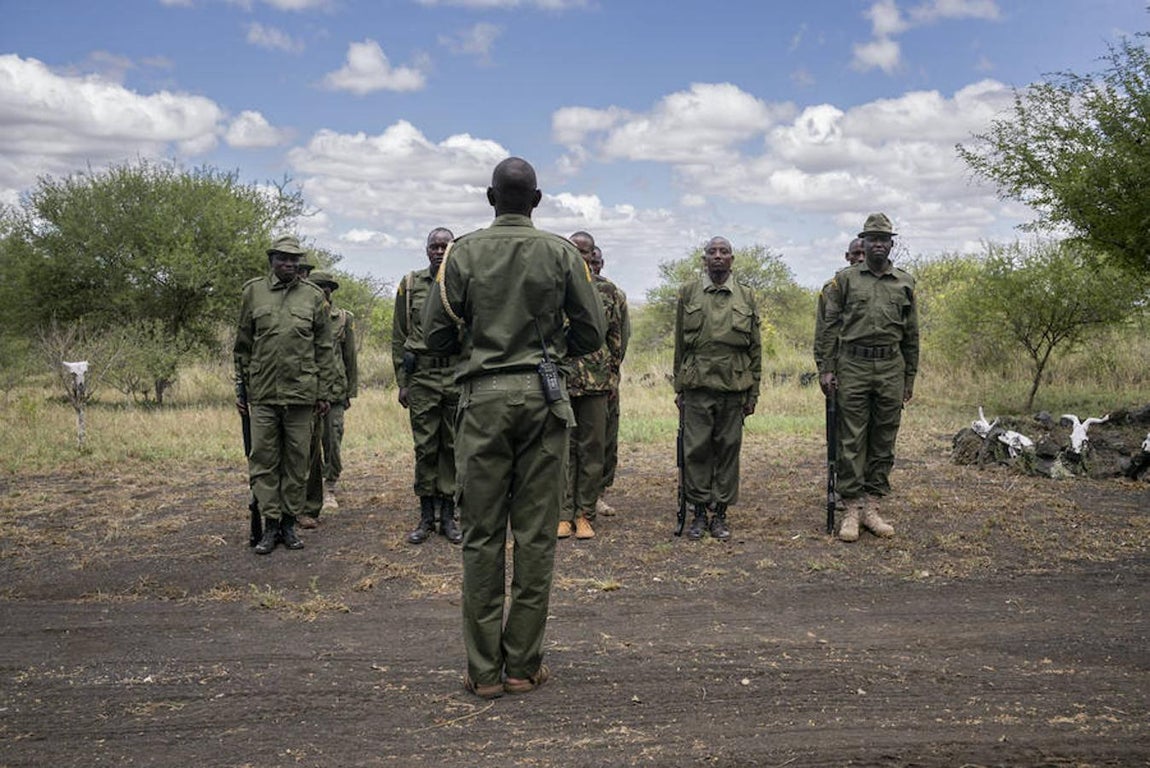 2. KENIA, AMBOSELI - Febrero 2016: Una unidad perteneciente a la fundación Big Life Foundation junto al capitán que les informa de la misión  (Photo by Alvaro Ybarra Zavala). 