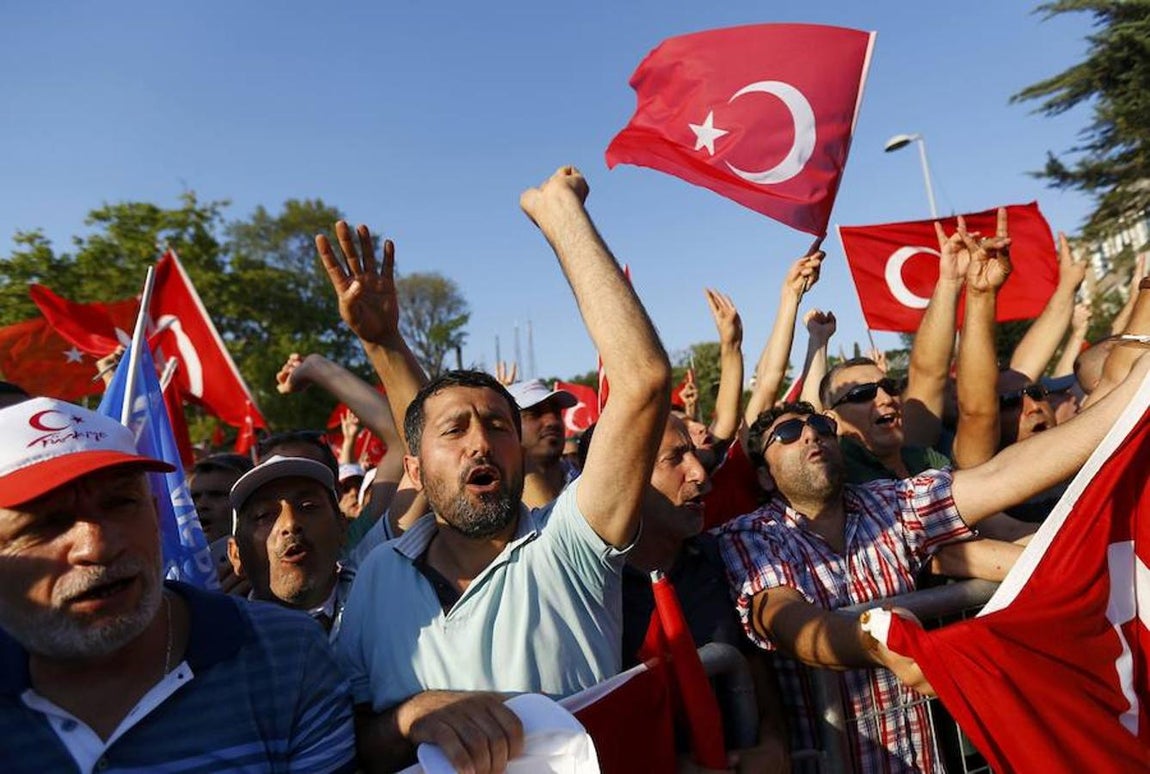 Después de que el Ejército se hiciera con el control de puntos estratégicos, Erdogan llamó a la ciudadanía a la rebelión callejera contra el golpe de Estado. 