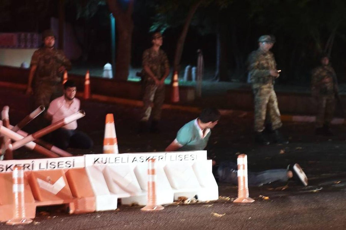 El primer ministro de Turquía, Binali Yildirim, ha informado este viernes de que un grupo de militares se ha sublevado para derrocar al Gobierno. 
