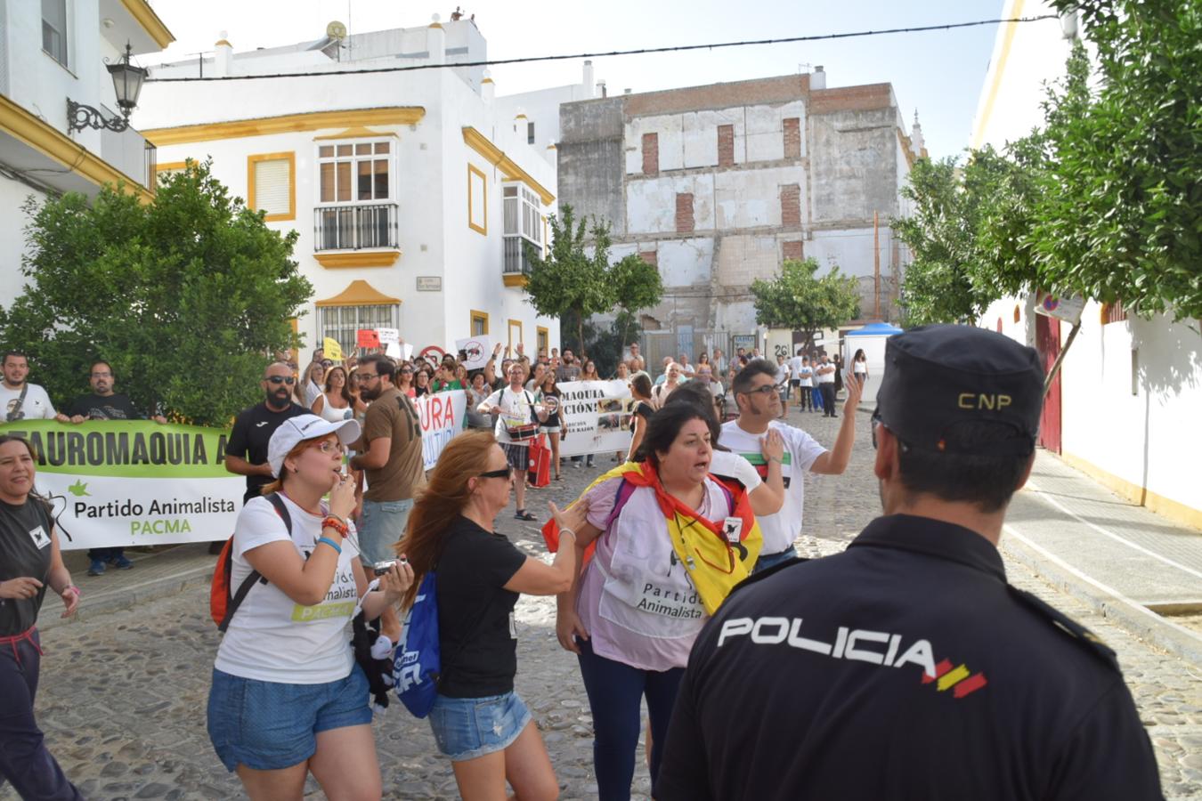 Tensión en la plaza de toros de San Fernando en una protesta antitaurina