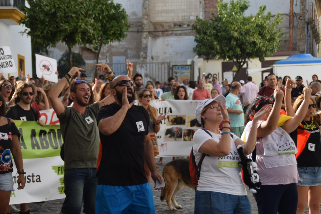 Tensión en la plaza de toros de San Fernando en una protesta antitaurina