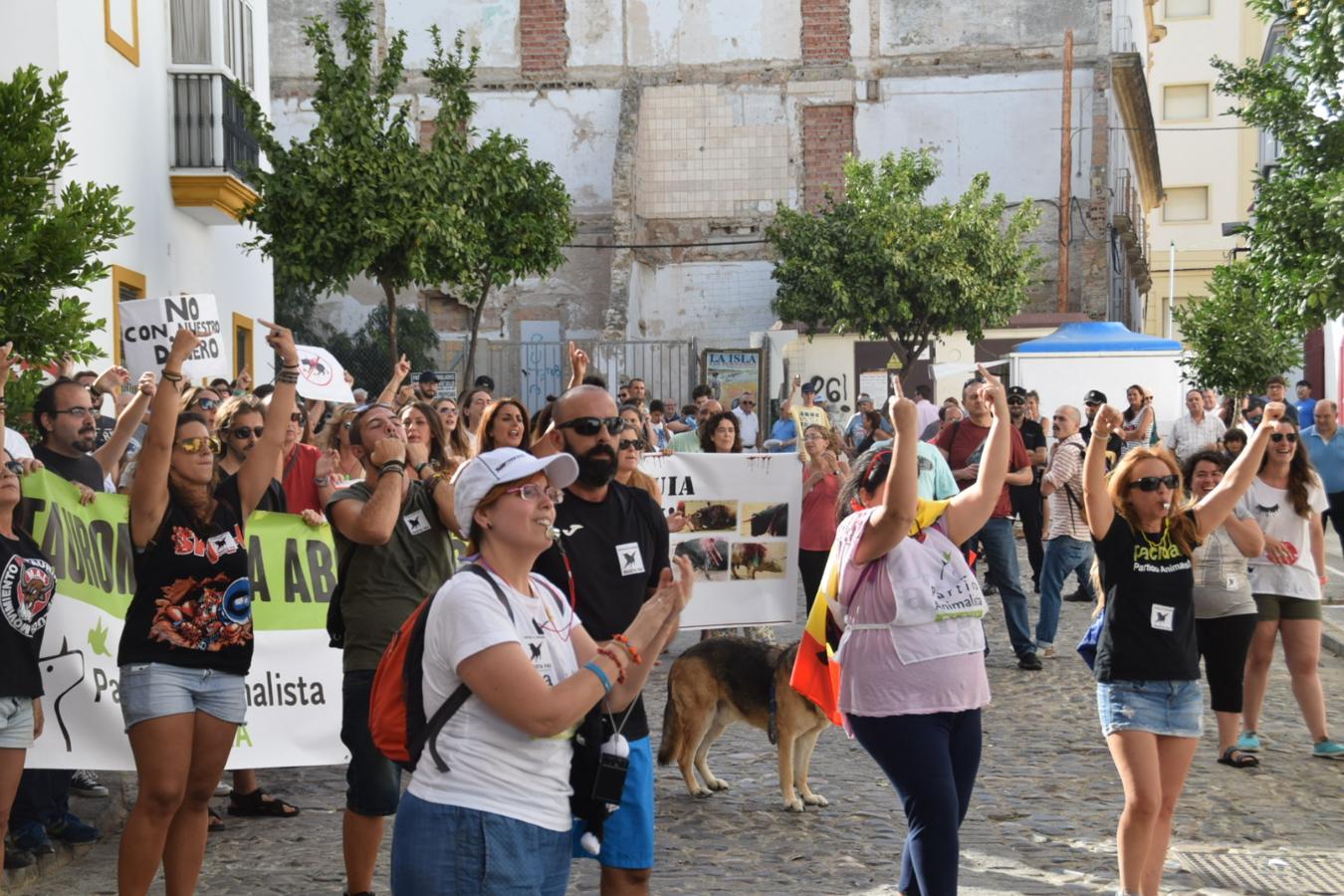 Tensión en la plaza de toros de San Fernando en una protesta antitaurina