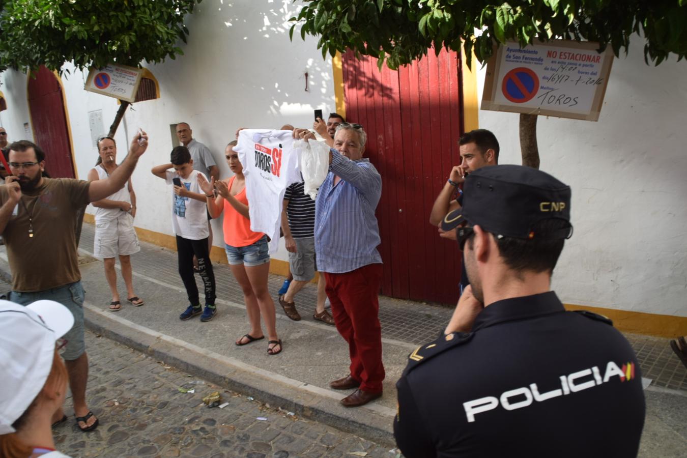 Tensión en la plaza de toros de San Fernando en una protesta antitaurina