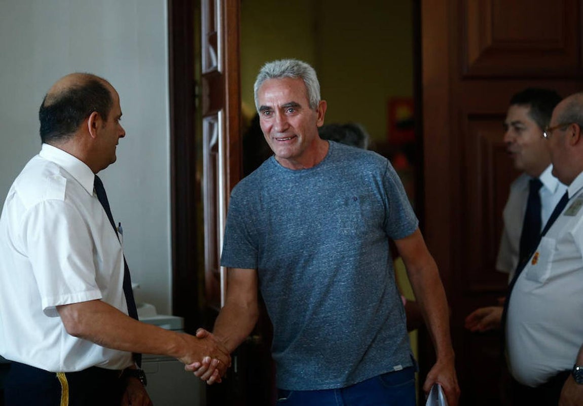 El secretario general del Sindicato de Obreros del Campo, Diego Cañamero, acudiendo al Congreso tras haber salido diputado por Unidos Podemos. 