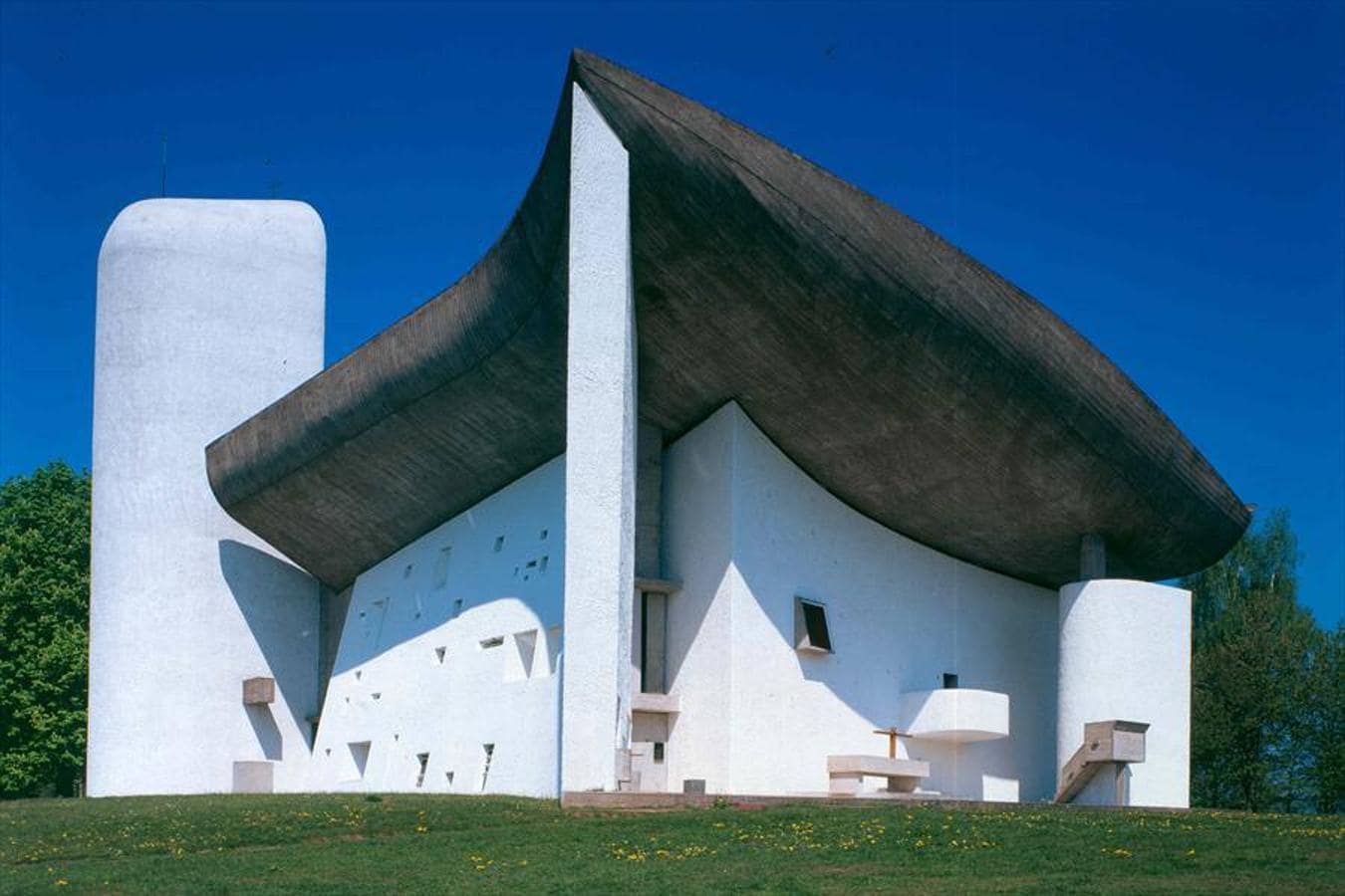 La capilla de Notre Dame du Haut en Ronchamp, Francia. 1950-1955