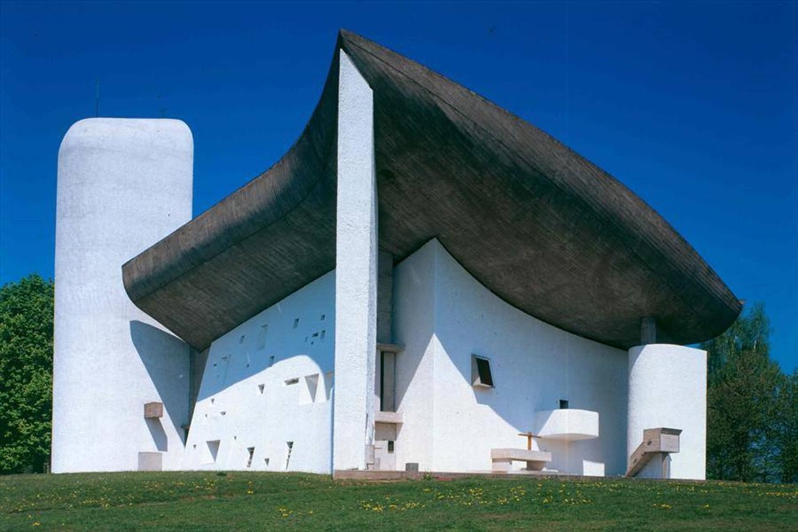 La capilla de Notre Dame du Haut en Ronchamp, Francia. 1950-1955. 