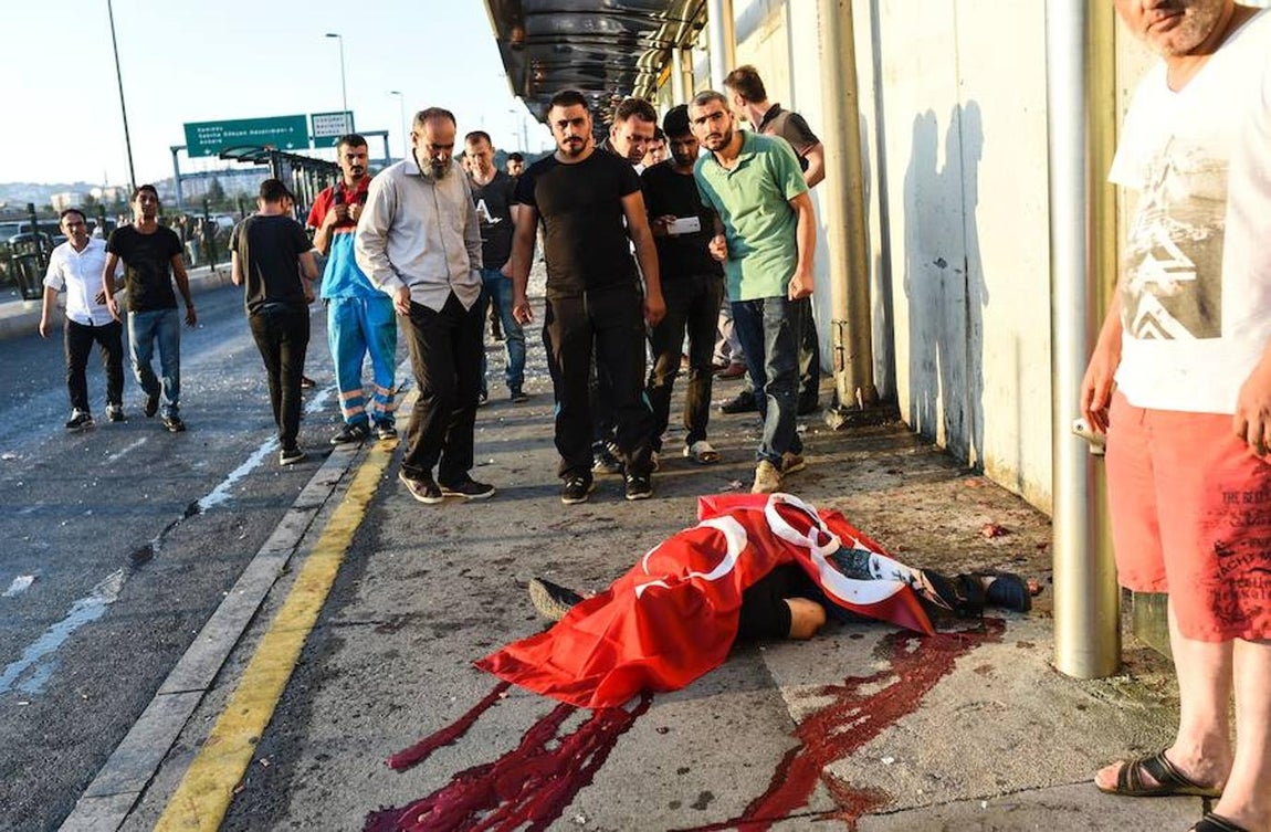 Cadáver de un civil en el Puente del Bósforo de Estambul. 