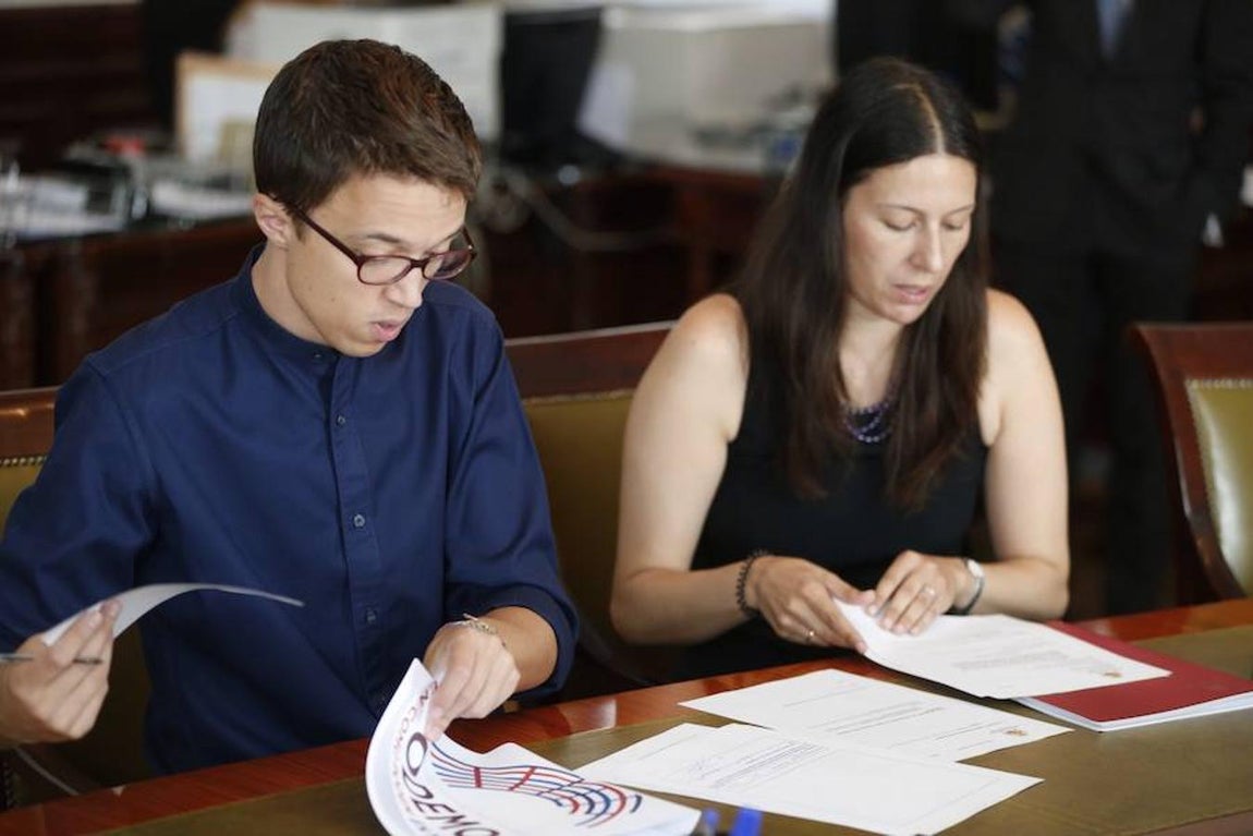 Íñigo Errejón, número dos de Podemos que se mostró descontento con la confluencia con IU tras el 26-J, con sus actas para la XII Legislatura. 