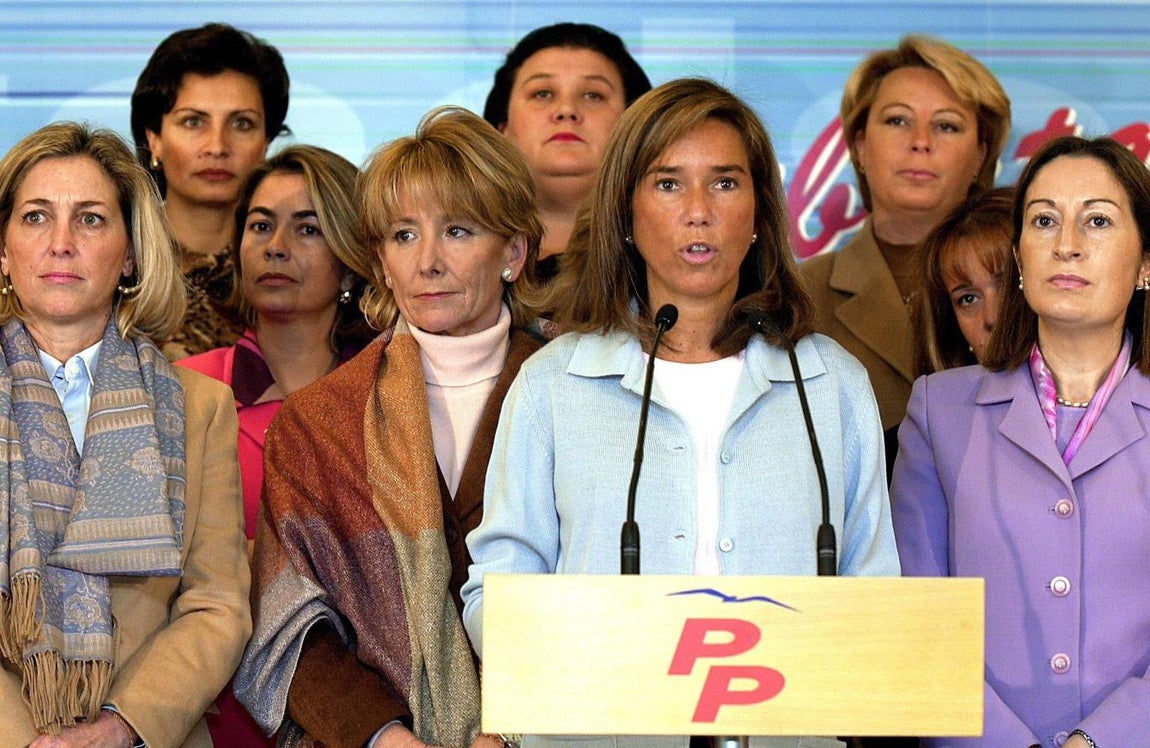 Pastor (derecha), en 2001, cuando era subsecretaria del Instituto de la Mujer. A su lado, entre otras, Ana Mato (2d), la por entonces secretaria general de Asuntos Sociales, Concepción Dancausa (izda.) y la presidenta del Senado, Esperanza Aguirre (2 izda.). 