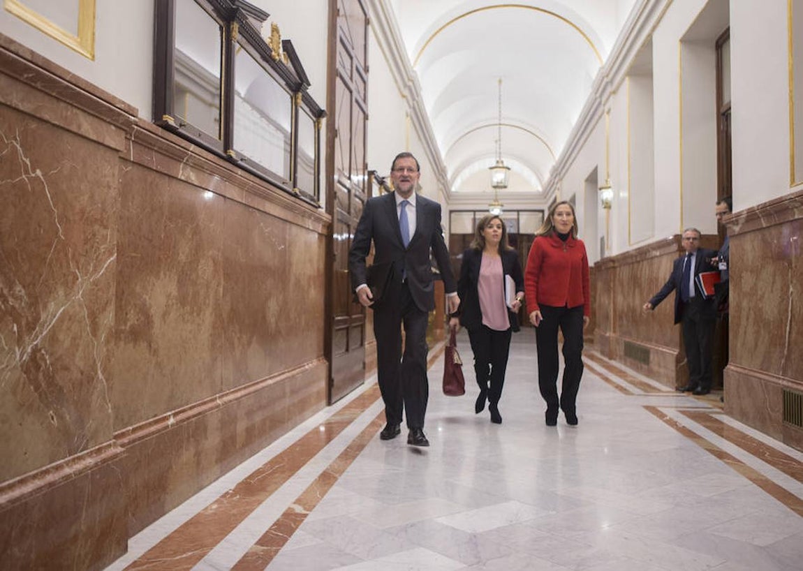 Desde diciembre de 2011 es ministra de Fomento, actualmente en funciones. En la imagen, camina junto a Mariano Rajoy y Soraya Sáenz de Santamaría. 