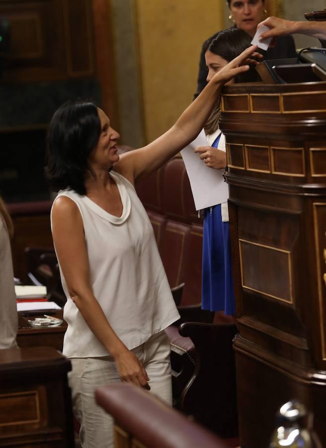 La diputada de Unidos Podemos, Carolina Bescansa, vota en el Congreso