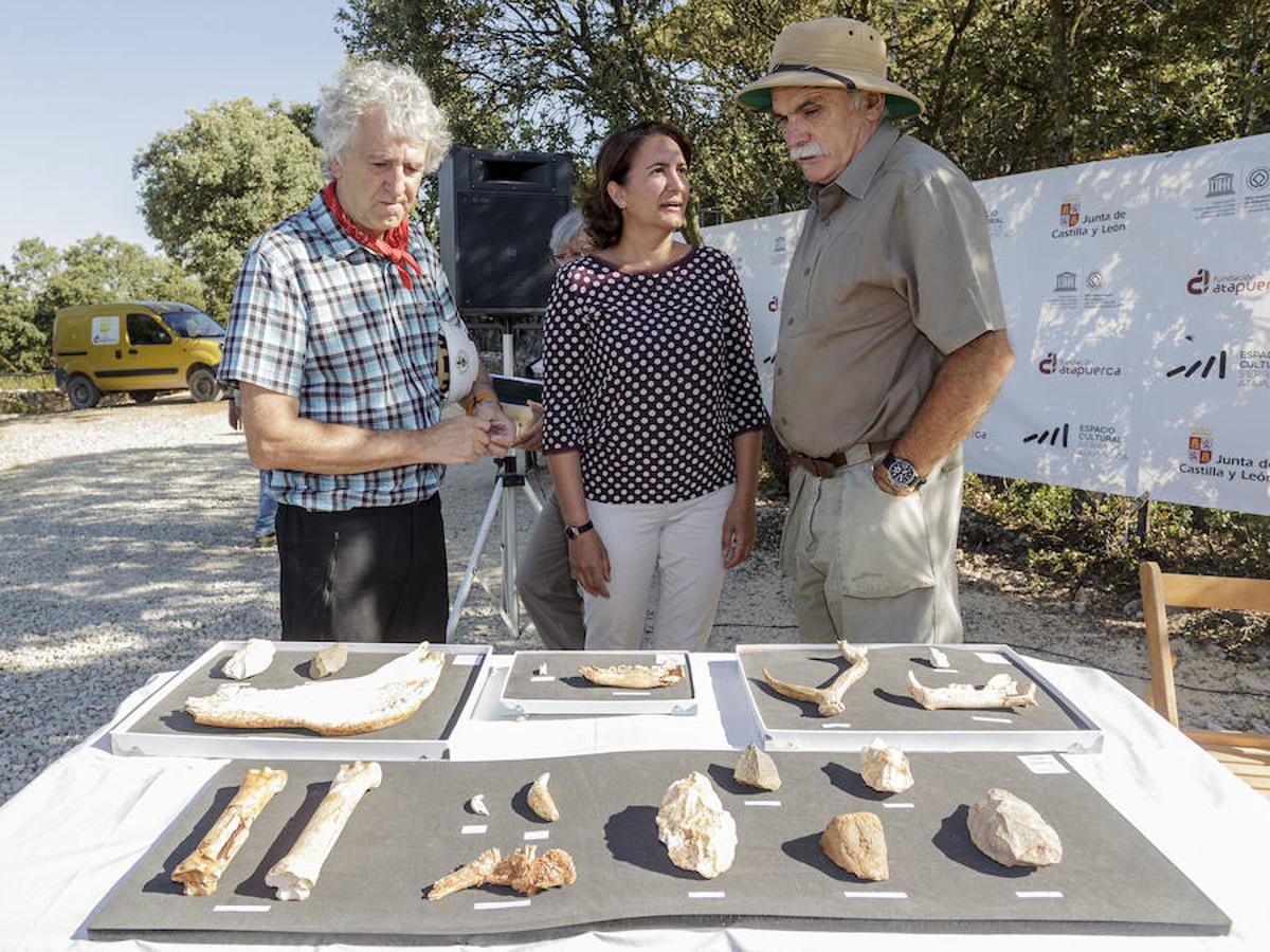 Los codirectores de los yacimientos de Atapuerca, Juan Luis Arsuaga y Eudald Carbonell, y  la colaboradora de la Fundación Atapuerca, Ana Isabel Ortega. 