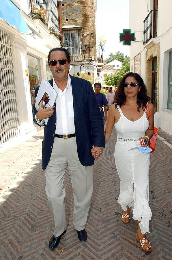 Julián Muñoz e Isabel Pantoja caminan de la mano en Marbella, en agosto de 2003, cuando era aún alcalde de la localidad malagueña. 