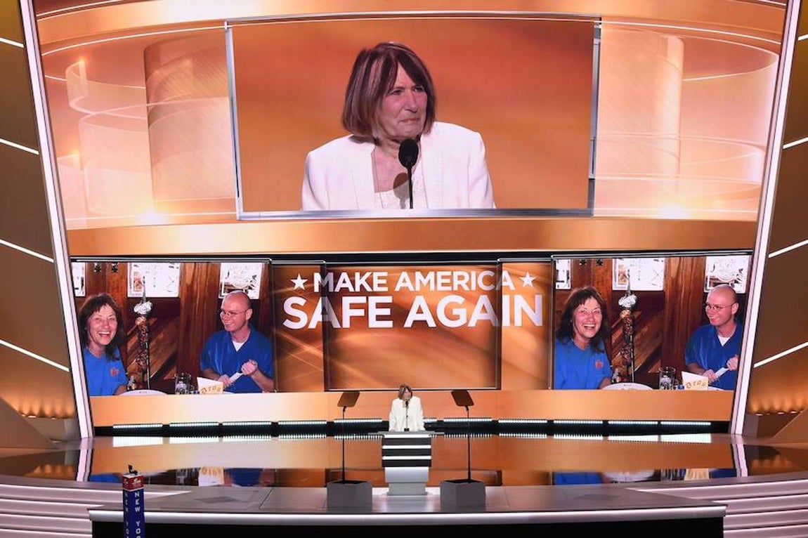 Patricia Smith, madre de una víctima de Bengasí, interviene durante la convención. 