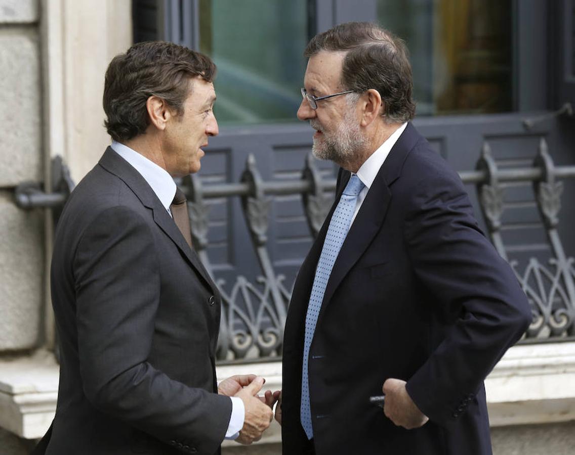 El presidente del Gobierno en funciones, Mariano Rajoy, charla con Rafael Hernando