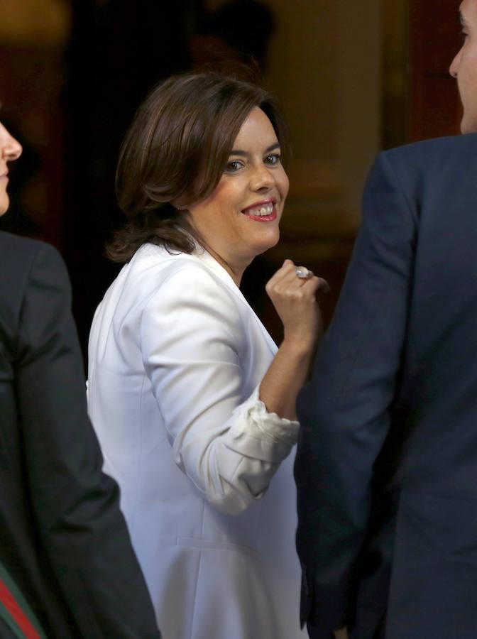 La vicepresidenta del Gobierno en funciones, Soraya Sáenz de Santamaría, sonríe a su llegada