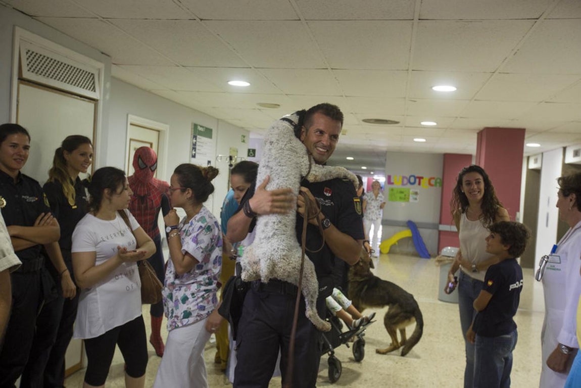 Los guías caninos de la Policía Nacional visitan a los niños del Hospital Puerta del Mar