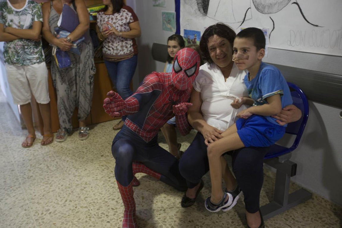 Los guías caninos de la Policía Nacional visitan a los niños del Hospital Puerta del Mar