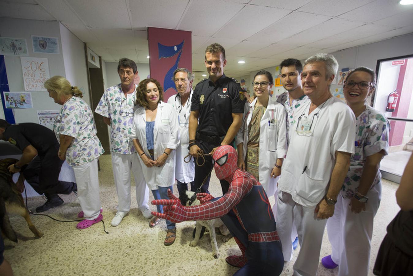 Los guías caninos de la Policía Nacional visitan a los niños del Hospital Puerta del Mar