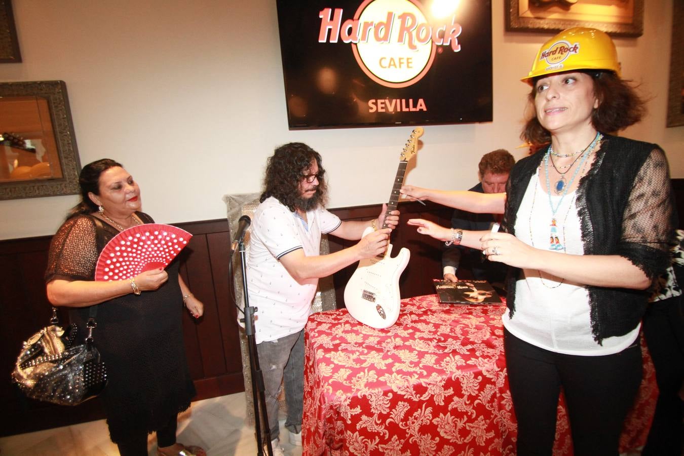 El sevillano Raimundo Amador hizo entrega de una guitarra de su colección particular para que sa expuesta en Hard Rock Cafe Sevilla