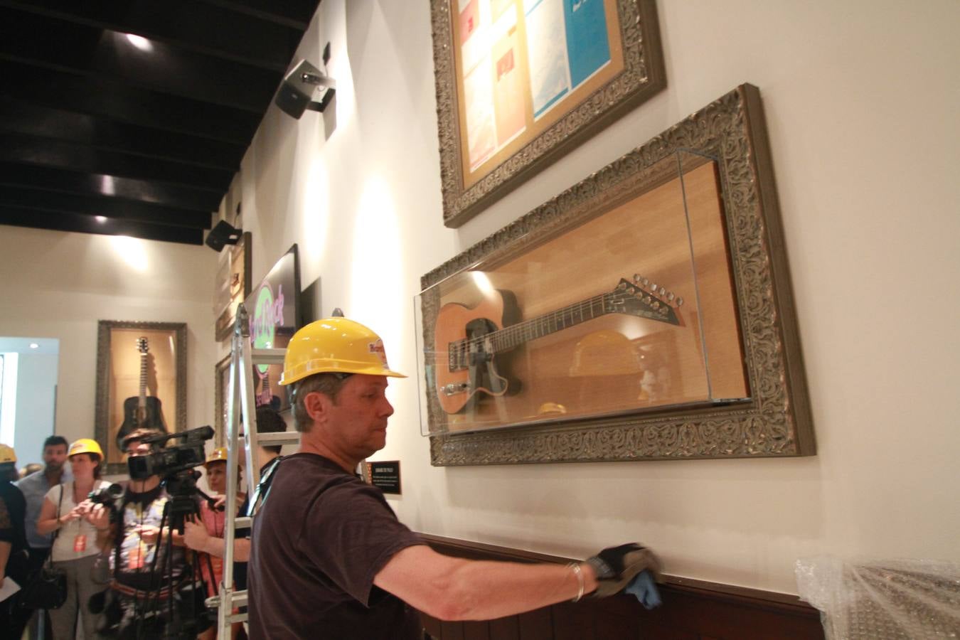 Trabajos de decoración en el interior de Hard Rock Cafe Sevilla. En la imagen, una guitarra cedida por Santana