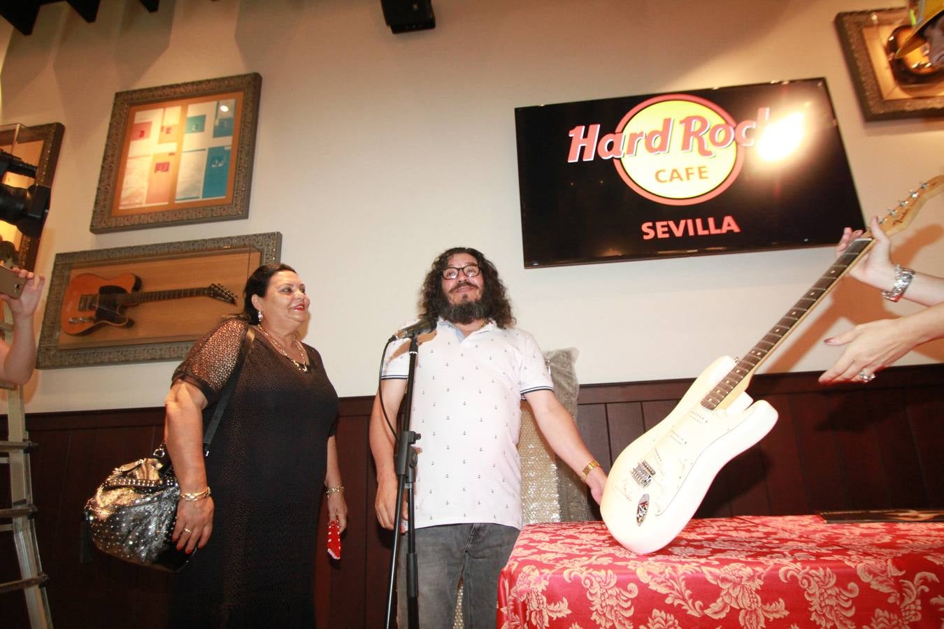 Los objetos de culto que se exhibirán en Hard Rock Cafe Sevilla