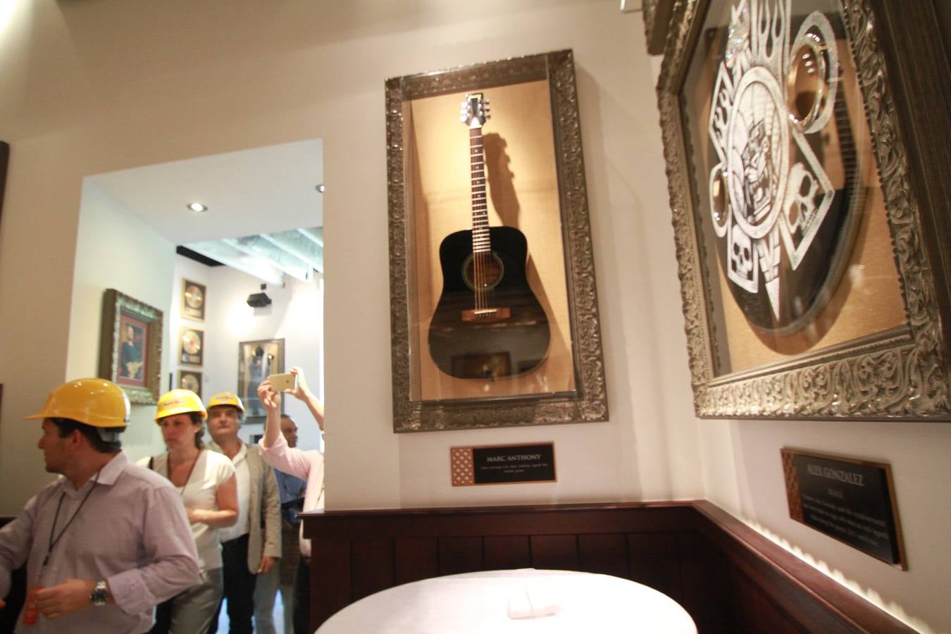 La memorabilia que ya luce en las paredes de Hard Rock Cafe Sevilla, en la imagen una guitarra de Marc Anthony