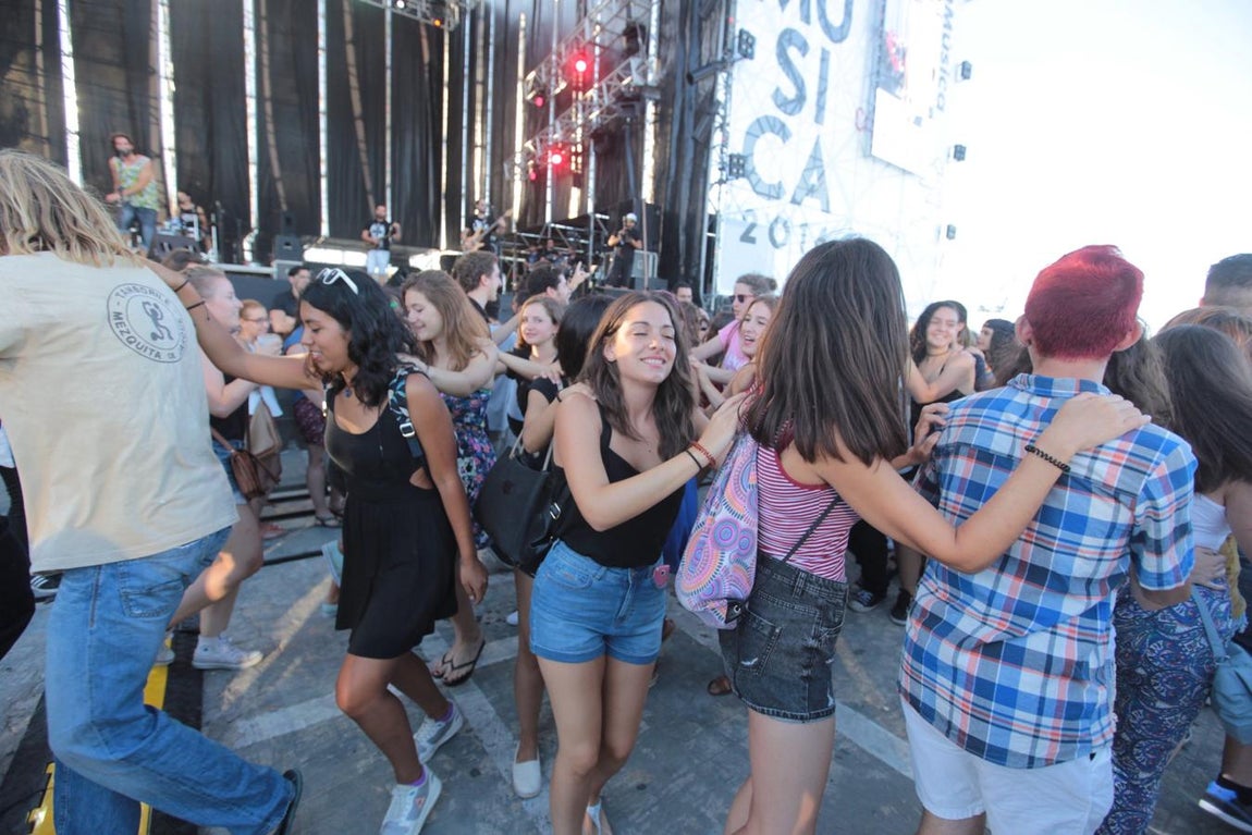 Primer día del festival No Sin Música en Cádiz, en imágenes