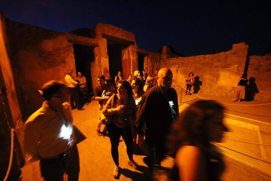 Los grupos recorren la ciudad desde las 8 a las 11 de la noche. 