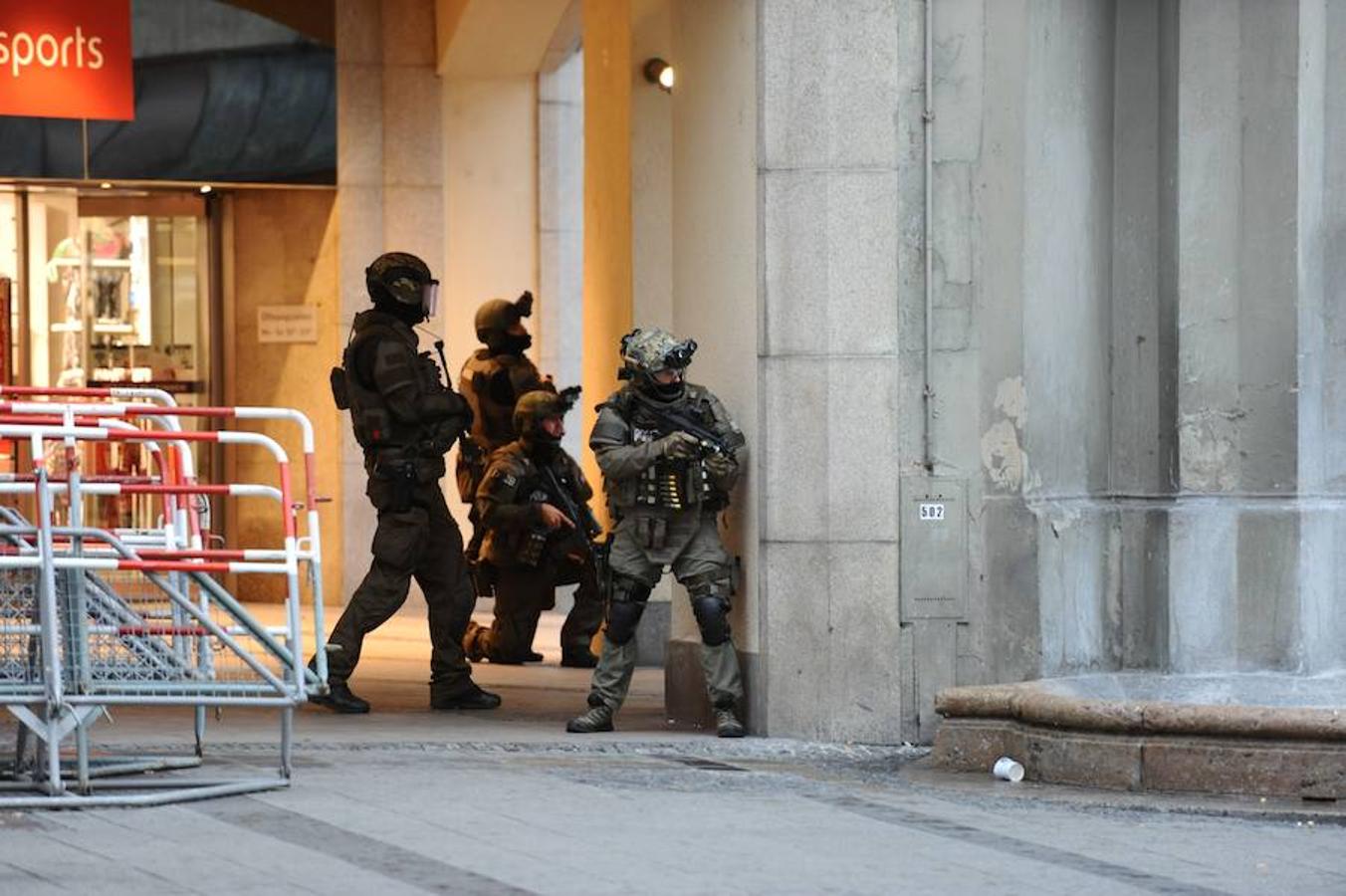 El centro comercial ha quedado acordonado y la policía pide a los ciudadanos que permanezcan en sus casas y eviten lugares públicos. AFP