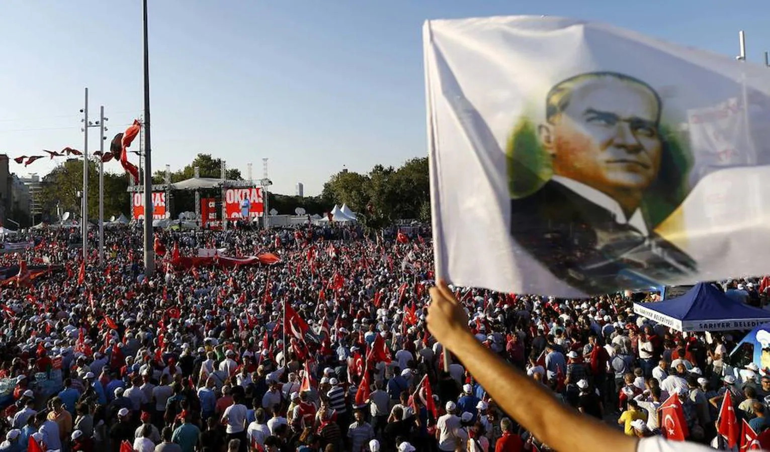 Masiva manifestación en Turquía en favor de los valores democráticos. Los turcos muestran su rechazo al golpe de Estado fallido
