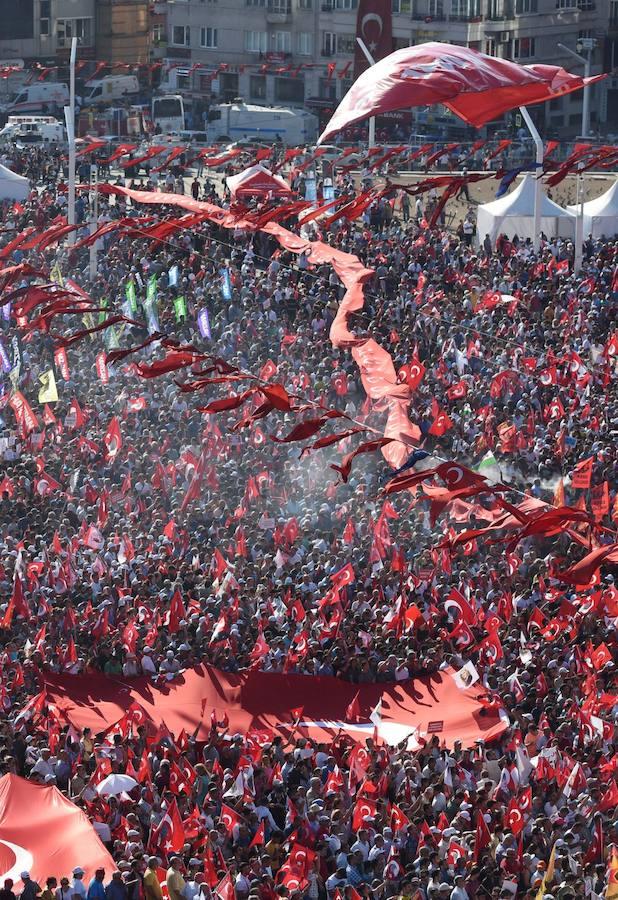 Masiva manifestación en Turquía en favor de los valores democráticos. Los turcos muestran su rechazo al golpe de Estado fallido. 